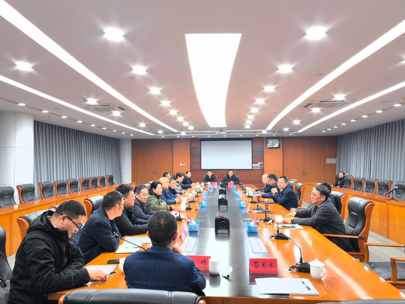 建投集團與經開區開展工作會談